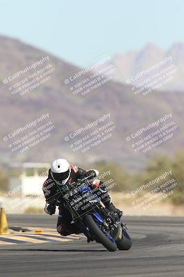 media/Oct-30-2025-Racers Edge (Thu) [[dabbdaf680]]/3-B Group/Session 2 (Turn 14)/